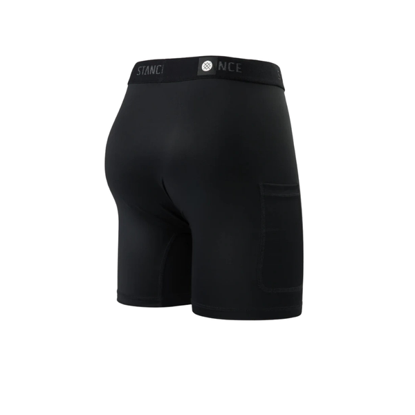 STANCE Compression Nylon Underwear for herre i sort har en længde midt på låret, elastisk logo-linning og en lille lomme på højre side. Fremstillet af fugttransporterende materiale for komfort hele dagen, vist på en hvid baggrund.