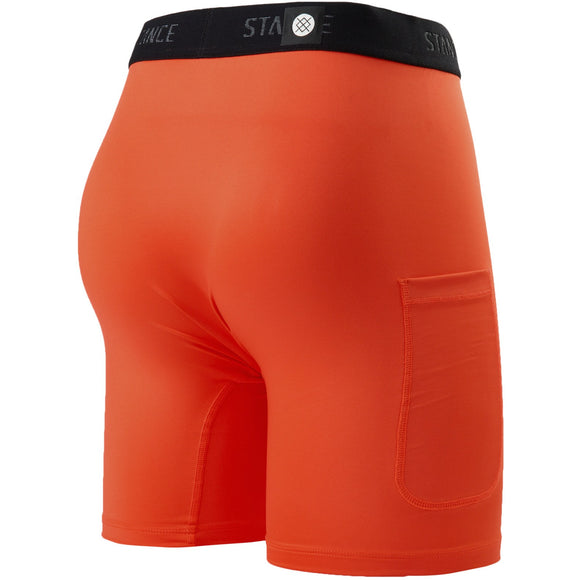 Bagfra-billede af Stance Compression Nylon-undertøj til mænd i farven Tomato, der viser en sort elastisk linning med »Stance«-logoet og en lille lomme på højre ben. Fremstillet af højtydende nylon. Vist på en ensfarvet hvid baggrund.