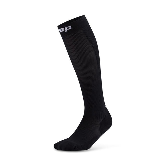 En enkelt sort CEP Run Socks Tall 5.0, Dame vises på en hvid baggrund med en ribbet tekstur og et hvidt CEP-logo nær toppen.