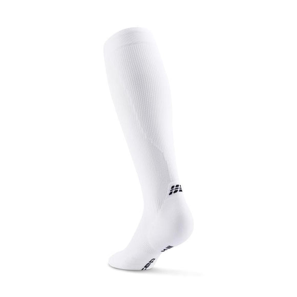 En enkelt CEP Run Socks Tall 5.0, Dame, White knæstrømpe står oprejst på en hvid baggrund med subtil ribstruktur og små sorte CEP-logoer nær hæl og tå.
