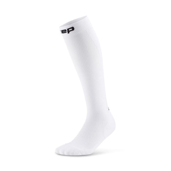 En enkelt CEP Run Socks Tall 5.0, Dame, White knæstrømpe med ribbet tekstur og sort branding nær manchetten vises lodret på en almindelig hvid baggrund.