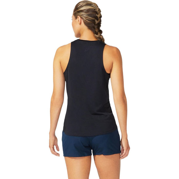En kvinde med fletning, set bagfra, er iført Asics Core Tank, Dame i Performance Black - kendt for sine hurtigtørrende og svedtransporterende kvaliteter - med marineblå shorts mod en almindelig hvid baggrund.