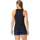 En kvinde med fletning, set bagfra, er iført Asics Core Tank, Dame i Performance Black - kendt for sine hurtigtørrende og svedtransporterende kvaliteter - med marineblå shorts mod en almindelig hvid baggrund.