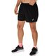 En person har Asics Core 5In Shorts, Herre, Performance Black på med et hvidt Asics-logo på venstre ben, sammen med sorte løbesko med hvide såler og lyserøde sokker. Overkroppen ses ikke på billedet.