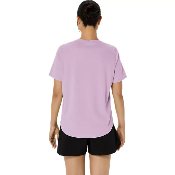 En kvinde ses bagfra iført en tåget, lilla Core Ss Top fra Asics, der er lavet af hurtigtørrende stof, samt sorte shorts. Hendes hår er sat op i en knold, armene hænger afslappet ned langs siden, og hun står foran en ensfarvet hvid baggrund.
