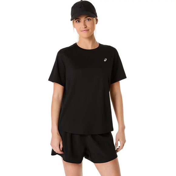 En person iført en sort kasket, sorte shorts og ASICS Core Ss Top, Dame, Performance Black – med det lille hvide logo på brystet – står foran en ensfarvet hvid baggrund. Denne løbetrøje til kvinder forener elegant stil og komfort og giver et aktivt look.