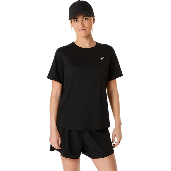 En person iført en sort kasket, sorte shorts og ASICS Core Ss Top, Dame, Performance Black – med det lille hvide logo på brystet – står foran en ensfarvet hvid baggrund. Denne løbetrøje til kvinder forener elegant stil og komfort og giver et aktivt look.