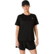 En person iført en sort kasket, sorte shorts og ASICS Core Ss Top, Dame, Performance Black – med det lille hvide logo på brystet – står foran en ensfarvet hvid baggrund. Denne løbetrøje til kvinder forener elegant stil og komfort og giver et aktivt look.