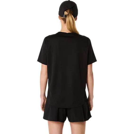 En person med langt blondt hår sat op i en hestehale har en sort kasket på, en Asics Core SS Top, Dame, Performance Black, samt sorte shorts, og står med ryggen til kameraet foran en ensfarvet hvid baggrund.