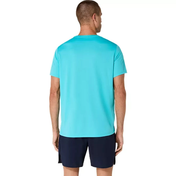 En person står med ryggen til kameraet iført en Asics Core Ss Top, Herre, Energy Aqua foran en ensfarvet hvid baggrund.