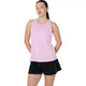 En person står foran en ensfarvet hvid baggrund iført en Asics Core Tank, Dame, i farven Hazy Lilac, med sorte shorts og armene bag ryggen.