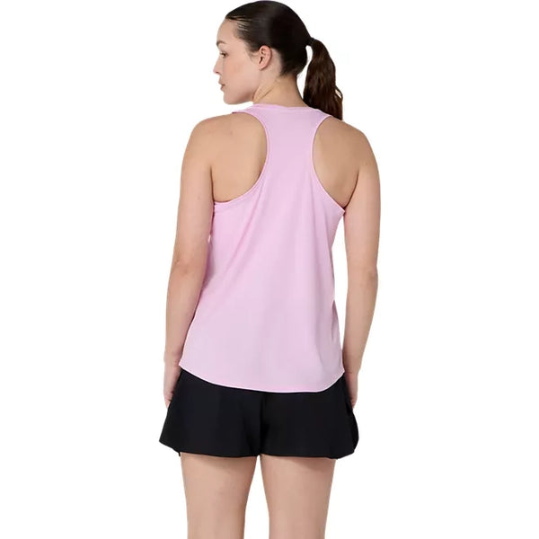 En person står med ryggen til kameraet iført en Asics Core Tank til kvinder i farven Hazy Lilac og sorte shorts. Håret er sat op i en lav hestehale, og billedet er taget foran en ensfarvet hvid baggrund.