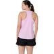 En person står med ryggen til kameraet iført en Asics Core Tank til kvinder i farven Hazy Lilac og sorte shorts. Håret er sat op i en lav hestehale, og billedet er taget foran en ensfarvet hvid baggrund.