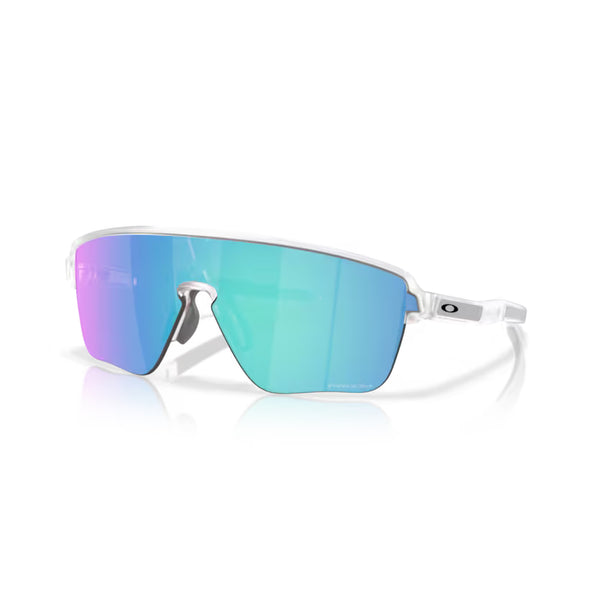 Oakley Corridor SQ solbriller i Matte Clear med en flot, reflekterende Prizm Sapphire-linse, UV-beskyttelse og hvide stænger med Oakley-logo vises mod en lys grå baggrund.