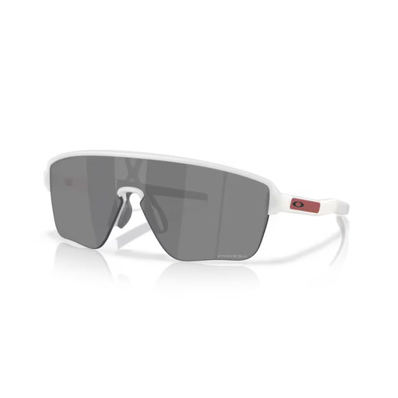 Oakley Corridor SQ Matte Vapor/Prizm Black solbriller har en hvid, kantløs ramme med store, mørke Prizm linser til klarhed. Tynde arme med røde detaljer og sort logo ved hængsler. Komfortable sorte næsepuder giver UV-beskyttelse.