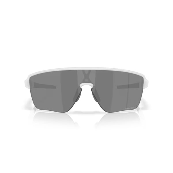 Et par Oakley Corridor SQ-solbriller i Matte Vapor/Prizm Black med et enkelt wraparound-glas i grå for UV-beskyttelse, hvidt stel og sorte næsepuder, vist på en almindelig hvid baggrund.