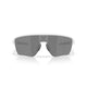 Et par Oakley Corridor SQ-solbriller i Matte Vapor/Prizm Black med et enkelt wraparound-glas i grå for UV-beskyttelse, hvidt stel og sorte næsepuder, vist på en almindelig hvid baggrund.