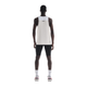 En person står med ansigtet vendt mod kameraet iført On Performance Tank, Herre, White/Silver, sorte shorts, hvide sokker og hvide sportssko med pink detaljer på en almindelig hvid baggrund.
