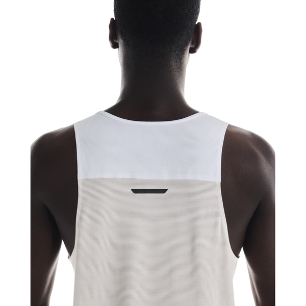 En person med kort hår, set bagfra, bærer On Performance Tank, Herre, White/Silver - med en lille refleksstribe under skulderen - ideel til løbetræning.