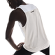 En person bærer On Performance Tank, Herre, White/Silver og sorte leggings, mens hun strækker sig mod en hvid baggrund - perfekt til løbetræning eller enhver aktiv herre.