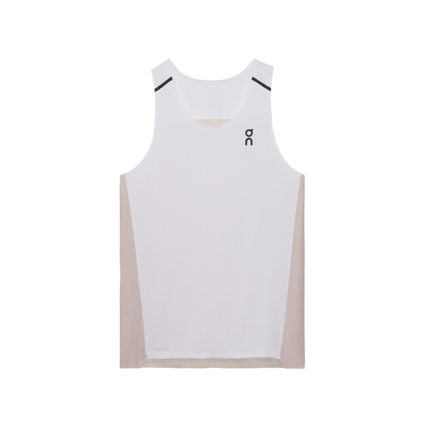 On Performance Tank til herrer i White/Silver med lille sort logo på venstre bryst samt til tynde sorte striber ved skuldrene, præsenteret på en ensfarvet hvid baggrund.