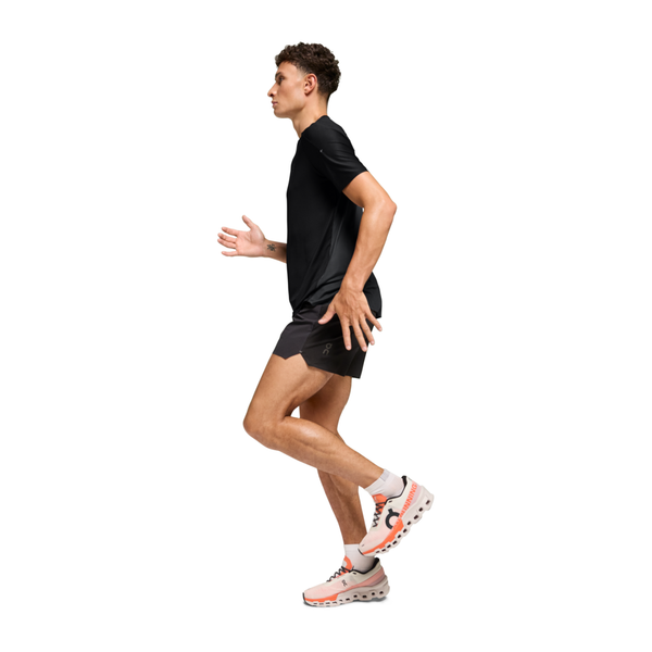 En mand i en On Performance-T, Herre, Black/Eclipse og shorts.