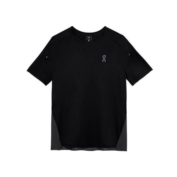 On Performance-T, Herre, Black/Eclipse leverer ultralet åndbar komfort og toppræstation - en førsteklasses sort løbe-T-shirt til mænd med hvid baggrund.