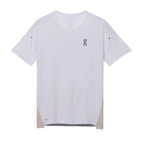 On Performance-T, Herre, Hvid/Sølv, har korte ærmer, et lille sort logo på brystet og beige sidepaneler - perfekt som løbe-T-shirt herre. Vist på en hvid baggrund.