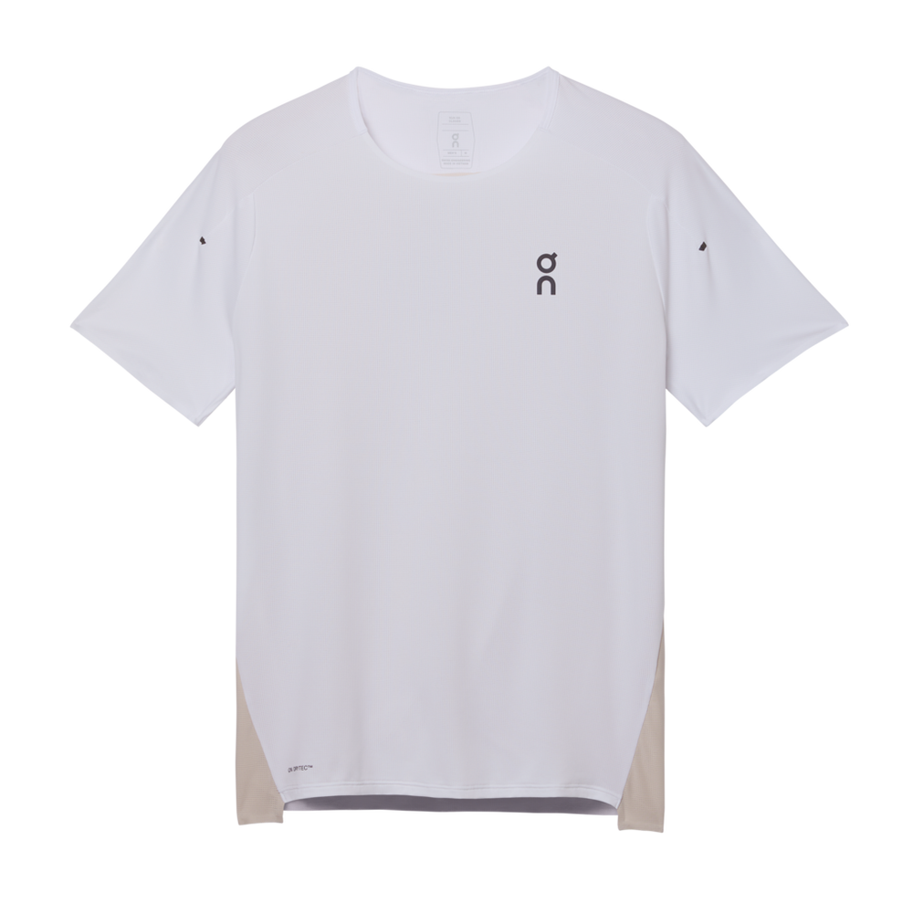 On Performance-T, Herre, Hvid/Sølv, har korte ærmer, et lille sort logo på brystet og beige sidepaneler - perfekt som løbe-T-shirt herre. Vist på en hvid baggrund.