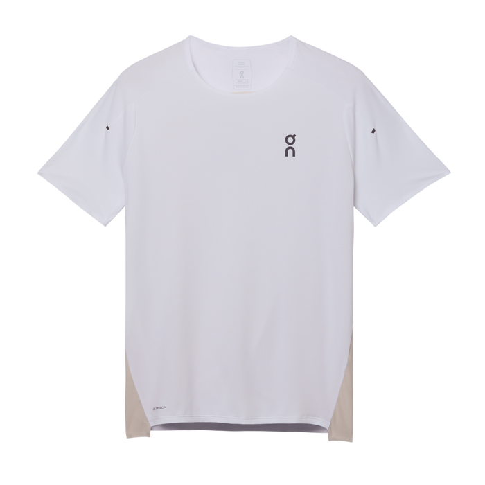 On Performance-T, Herre, Hvid/Sølv, har korte ærmer, et lille sort logo på brystet og beige sidepaneler - perfekt som løbe-T-shirt herre. Vist på en hvid baggrund.
