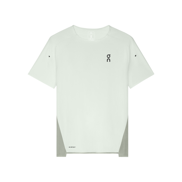 On Performance-T for herre i Iceberg/Tin er en lysegrå, kortærmet åndbar trænings t-shirt med et lille ON-logo på venstre bryst og mørkere sidepaneler, vist på en hvid baggrund.