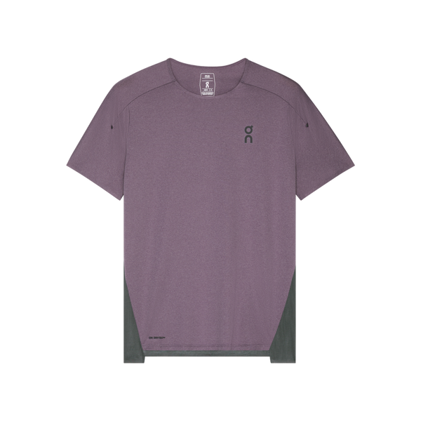 On Performance-T til mænd i Dewberry/Eclipse er en kortærmet, åndbar løbetrøje med mørkegrå sidepaneler og et lille logo på venstre bryst, vist på en almindelig hvid baggrund.