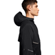 En mand med kort brunt hår bærer On Core Jacket, Herre, Black, vist i profil mod højre. "SWISS ENGINEERING" er synligt på ærmet. Baggrunden er hvid.