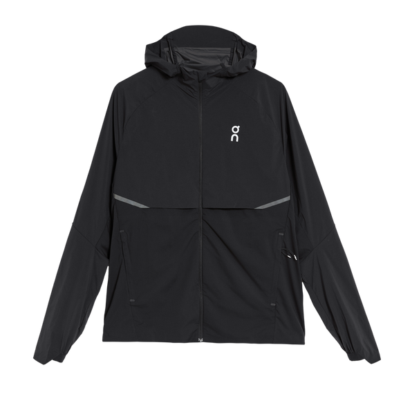 On Core Jacket, Herre, Black er en let, vandafvisende løbejakke med lynlås foran, lange ærmer, diskrete refleksstriber og et hvidt On-logo på brystet - perfekt til sporty præstationer.
