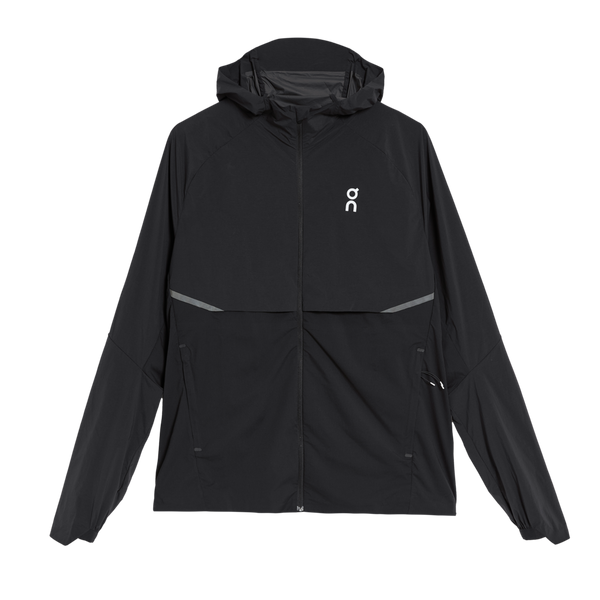 On Core Jacket, Herre, Black er en let, vandafvisende løbejakke med lynlås foran, lange ærmer, diskrete refleksstriber og et hvidt On-logo på brystet - perfekt til sporty præstationer.