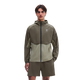 En mand iført en tofarvet olivengrøn Core Jacket, Herre, Bark/Vetiver og matchende shorts.