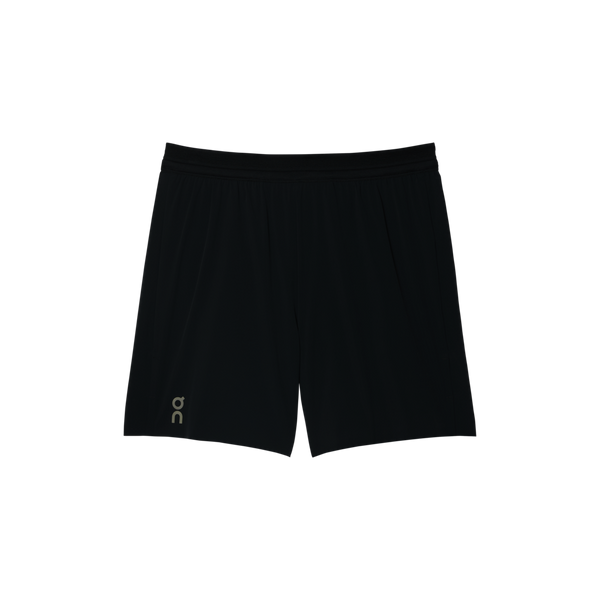 Et par ON 7 Performance Shorts til mænd i sort vises på en ensfarvet hvid baggrund. Disse letvægts-løbeshorts har elastisk linning og et diskret ON-logo nederst på venstre ben og er designet med henblik på komfort og optimal bevægelsesfrihed under enhver træning.