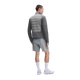 En mand set bagfra, iført en grå On Weather Hybrid-jakke, lysegrå shorts, hvide sokker og hvide løbesko.