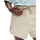 En person justerer linningen på et par ON Performance Volt Shorts, Herre, Hare i lysegul med snøre. Herre-løbeshortsene har et lille ON-logo på venstre ben, og en del af en lysegrøn trøje kan ses.