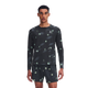 En mand iført en Performance Long-T Lumos 3, Herre, sort sportstrøje og matchende shorts med reflekterende lysmønstre som detaljer.