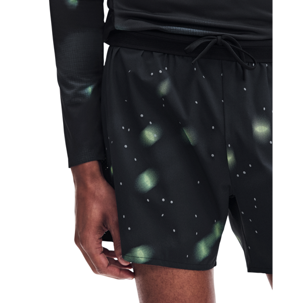 Lumos Performance-shorts, herre, sorte performance-shorts med snøre i taljen og et reflekterende, lysende grønt prikmønster.