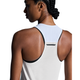 En kvinde med flettet hår ses bagfra iført On Performance Tank, Dame, White/Silver. Den hvide tank har sort kant og en lille sølvdetalje nær halsudskæringen. Dens hurtigtørrende stof er perfekt til hurtigtørrende træningstøj. Hvid baggrund.