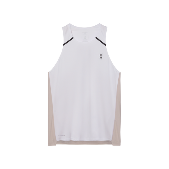 On Performance Tank, Dame, White/Silver er en ærmeløs sportstop med lysbeige sidepaneler og sorte skulderdetaljer. Et lille On-logo sidder øverst på venstre bryst. Hurtigtørrende træningstøj for optimal komfort. Ensfarvet hvid baggrund.