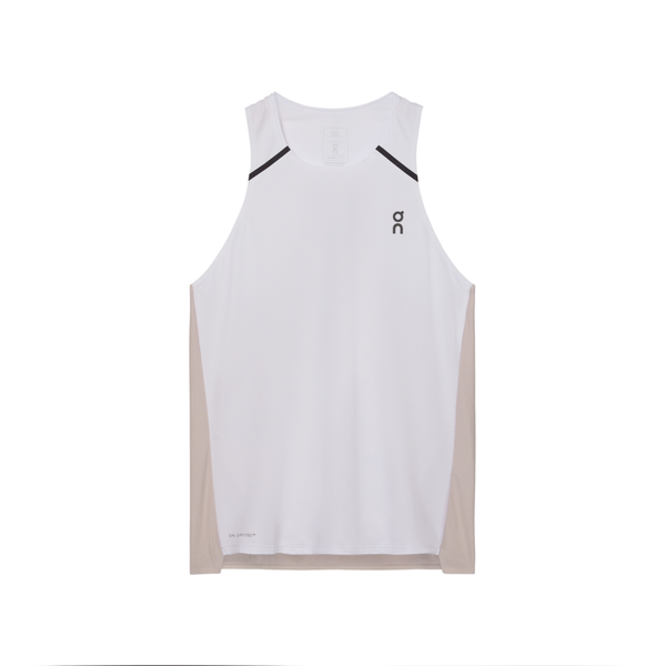 On Performance Tank, Dame, White/Silver er en ærmeløs sportstop med lysbeige sidepaneler og sorte skulderdetaljer. Et lille On-logo sidder øverst på venstre bryst. Hurtigtørrende træningstøj for optimal komfort. Ensfarvet hvid baggrund.
