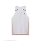 On Performance Tank, Dame, White/Silver er en ærmeløs sportstop med lysbeige sidepaneler og sorte skulderdetaljer. Et lille On-logo sidder øverst på venstre bryst. Hurtigtørrende træningstøj for optimal komfort. Ensfarvet hvid baggrund.