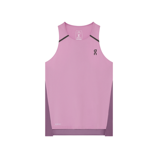 On Performance Tank, Dame i Sakura/Dewberry har et ærmeløst design med mørklilla sidepaneler, sorte skuldersømme og et lille sort logo på venstre bryst. Denne åndbar løbetøj vises på en almindelig hvid baggrund.