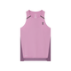 On Performance Tank, Dame i Sakura/Dewberry har et ærmeløst design med mørklilla sidepaneler, sorte skuldersømme og et lille sort logo på venstre bryst. Denne åndbar løbetøj vises på en almindelig hvid baggrund.