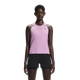 En person står med ansigtet fremad og er iført en On Performance Tank, Dame, Sakura/Dewberry med et lille logo på venstre bryst og sorte shorts på en almindelig hvid baggrund.