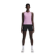 En person står og kigger fremad iført On Performance Tank, Dame i Sakura/Dewberry med sorte shorts, hvide strømper og hvide sneakers på en hvid baggrund - perfekt åndbar løbetøj til aktive dage.