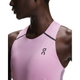 En person iført en On Performance Tank, Dame, i Sakura/Dewberry med et lille logo på brystet. Billedet er beskåret, så det viser overkroppen og en del af ansigtet mod en almindelig hvid baggrund.